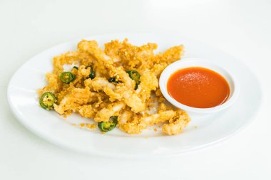 Beyaz tabakta kalamar