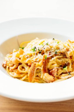 Spagetti carbonara beyaz plaka