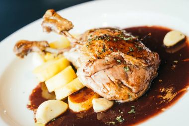 Biftek beyaz tabakta ördek meme