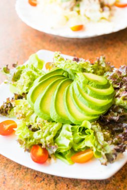 taze avokado salatası