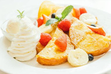 Gözleme ve ekmek tost ile karışık meyve