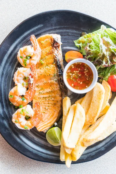 Filete de salmón y langostino a la parrilla — Foto de Stock