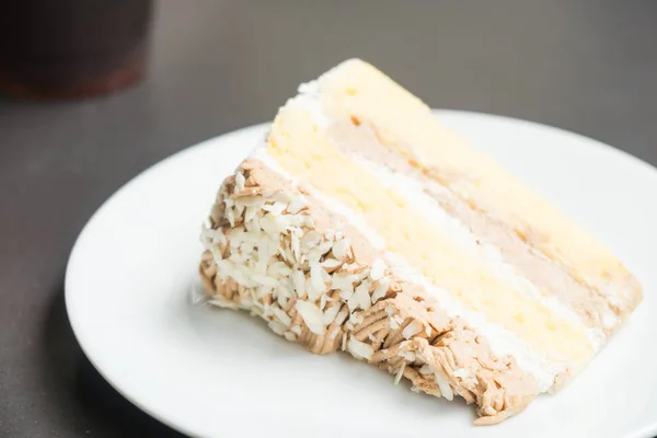 Карамельный торт в белой тарелке — стоковое фото