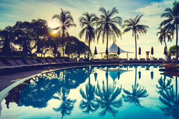 Silhueta de coco palmeira em torno da piscina — Fotografia de Stock