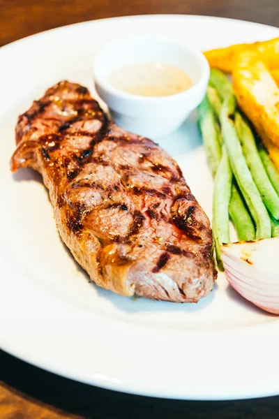 Beyaz tabak içinde sığır eti biftek — Stok fotoğraf
