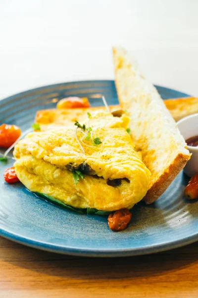 Motorkettingen omelet in plaat — Stockfoto