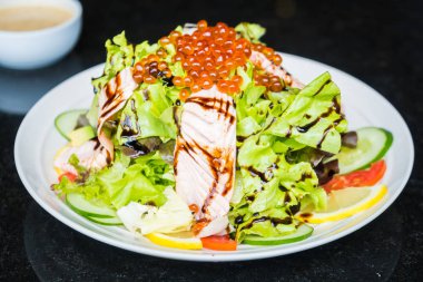 Beyaz tabak içinde somon salata