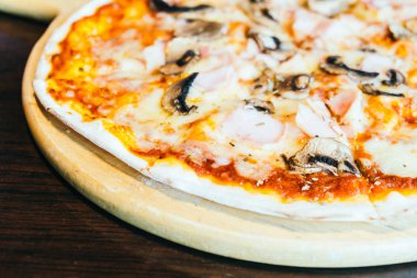 jambon ve mantar pizza