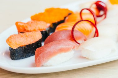 Ham ve taze nigiri suşi
