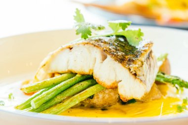 Barramundi veya pangasius balık ve et biftek