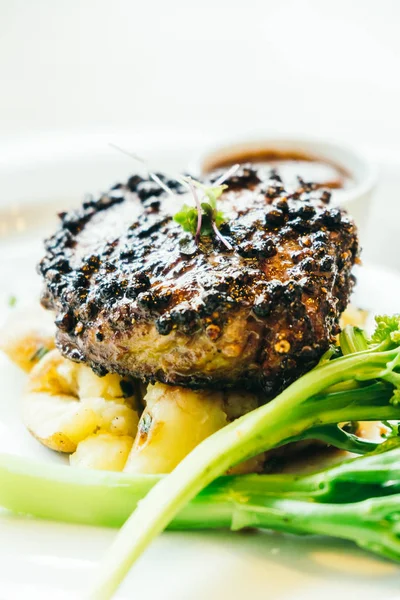 Biefstuk in witte plaat — Stockfoto