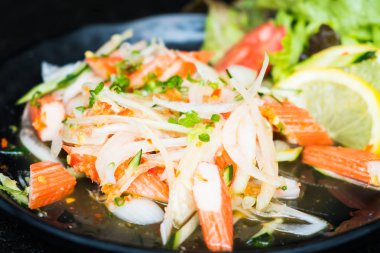 Baharatlı Yengeç sopa salatası