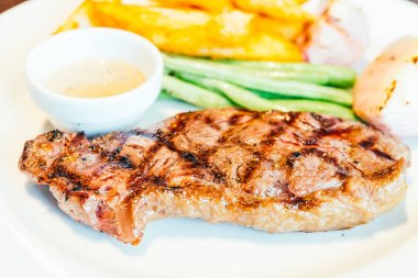 Beyaz tabak içinde sığır eti biftek