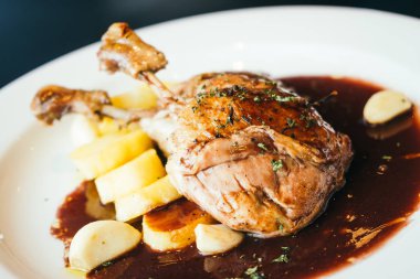 Biftek beyaz tabakta ördek meme