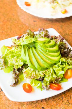 taze avokado salatası 