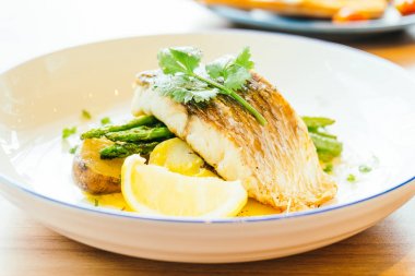 Barramundi veya pangasius balık ve et biftek