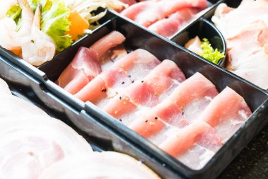 pişmemiş domuz eti