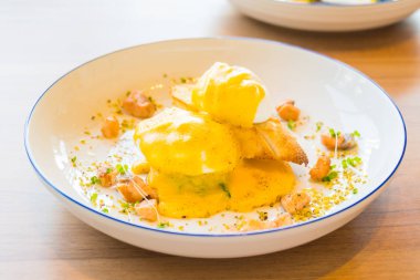 연어 달걀 베네딕트