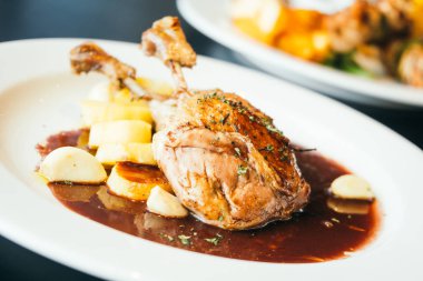 Biftek beyaz tabakta ördek meme