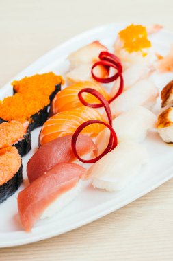 Ham ve taze nigiri suşi