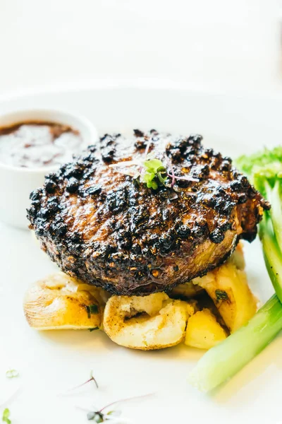 Bife de vaca em prato branco — Fotografia de Stock