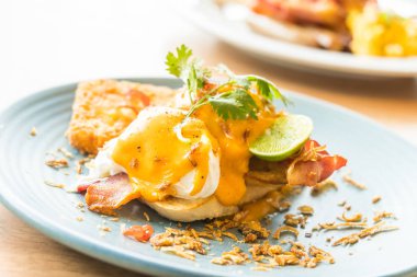 Yumurta benedict plaka 