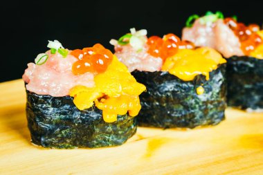 Uni suşi otoro ton balığı ve üstte somon yumurta ile