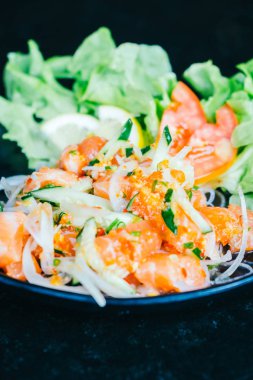 Baharatlı somon salata