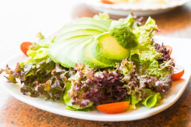 taze avokado salatası