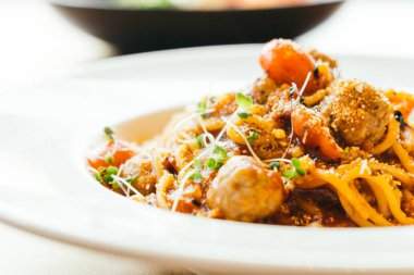 Beyaz tabak spagetti köfte