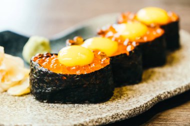 Suşi somon yumurta ile