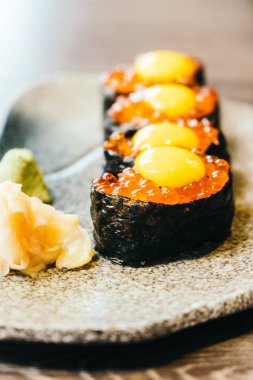 Suşi somon yumurta ile