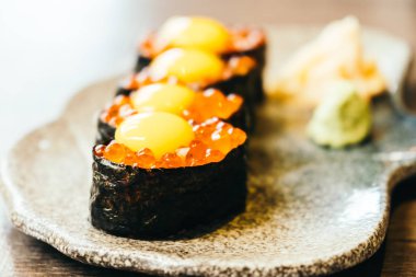 Suşi somon yumurta ile