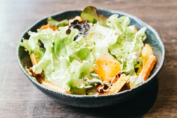 Salade César dans un bol — Photo