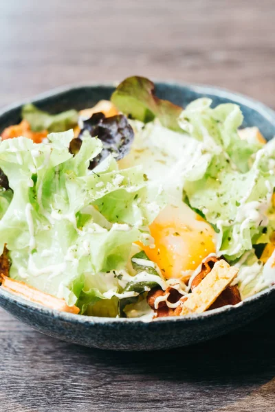 Salade César dans un bol — Photo