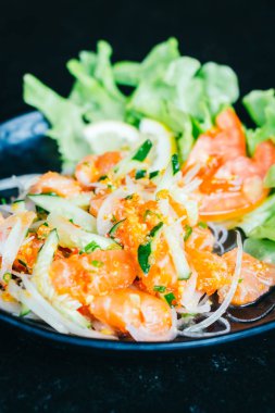 Baharatlı somon salata