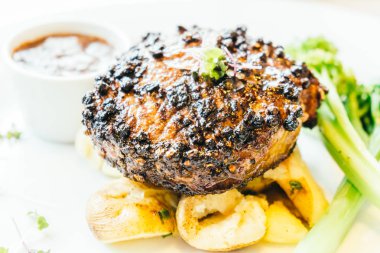 Beyaz tabak içinde sığır eti biftek