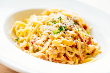 Spagetti carbonara beyaz plaka