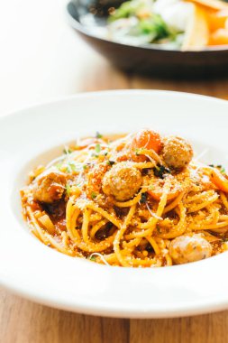 Beyaz tabak spagetti köfte