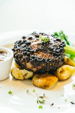 Beyaz tabak içinde sığır eti biftek