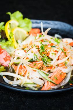 Baharatlı Yengeç sopa salatası