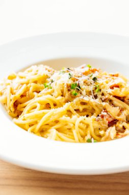Spagetti carbonara beyaz plaka