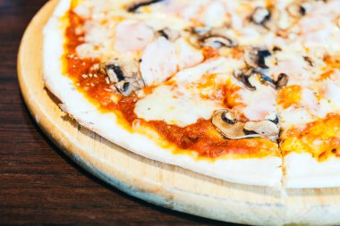 jambon ve mantar pizza