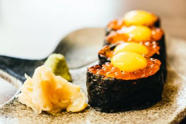 Suşi somon yumurta ile