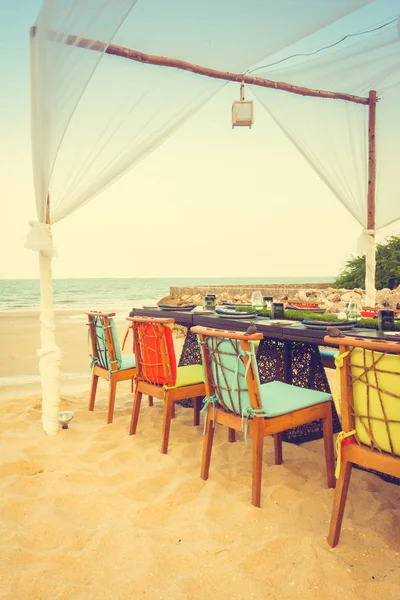 Mesa e cadeira na praia para jantar — Fotografia de Stock