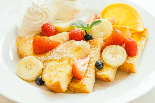 Pancake e pane tostato con frutta mista — Foto Stock