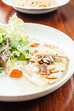 Izgara Tavuk Salatası