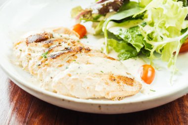 Izgara Tavuk Salatası