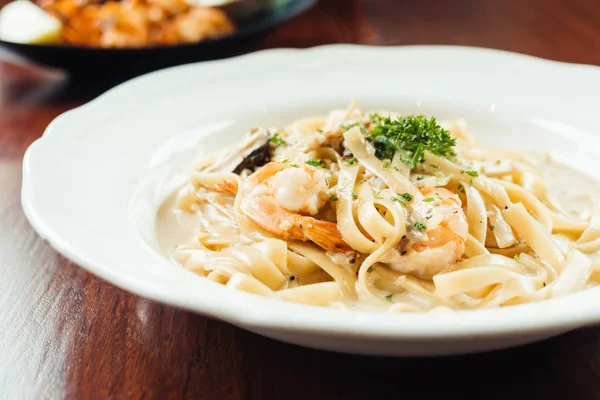 Fettuciny bílou smetanovou omáčkou s krevetami a houby — Stock fotografie