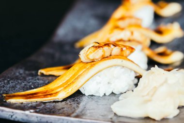 Suşi ile kaz ciğeri üst ızgara yılan balığı balık